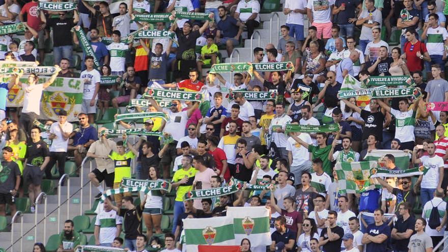 Aficionados animando en el estadio Martínez Valero