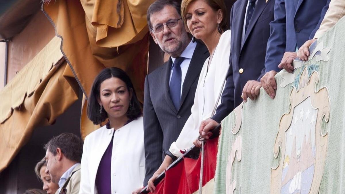 El presidente del Gobierno en funciones  Mariano Rajoy  junto a la secretaria general del PP  Maria Dolores de Cospedal  durante la tradicional procesion del Corpus Christi en la plaza de Zocodover de Toledo