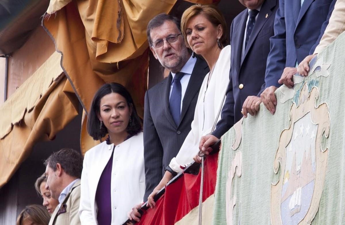 El presidente del Gobierno en funciones  Mariano Rajoy  junto a la secretaria general del PP  Maria Dolores de Cospedal  durante la tradicional procesion del Corpus Christi en la plaza de Zocodover de Toledo
