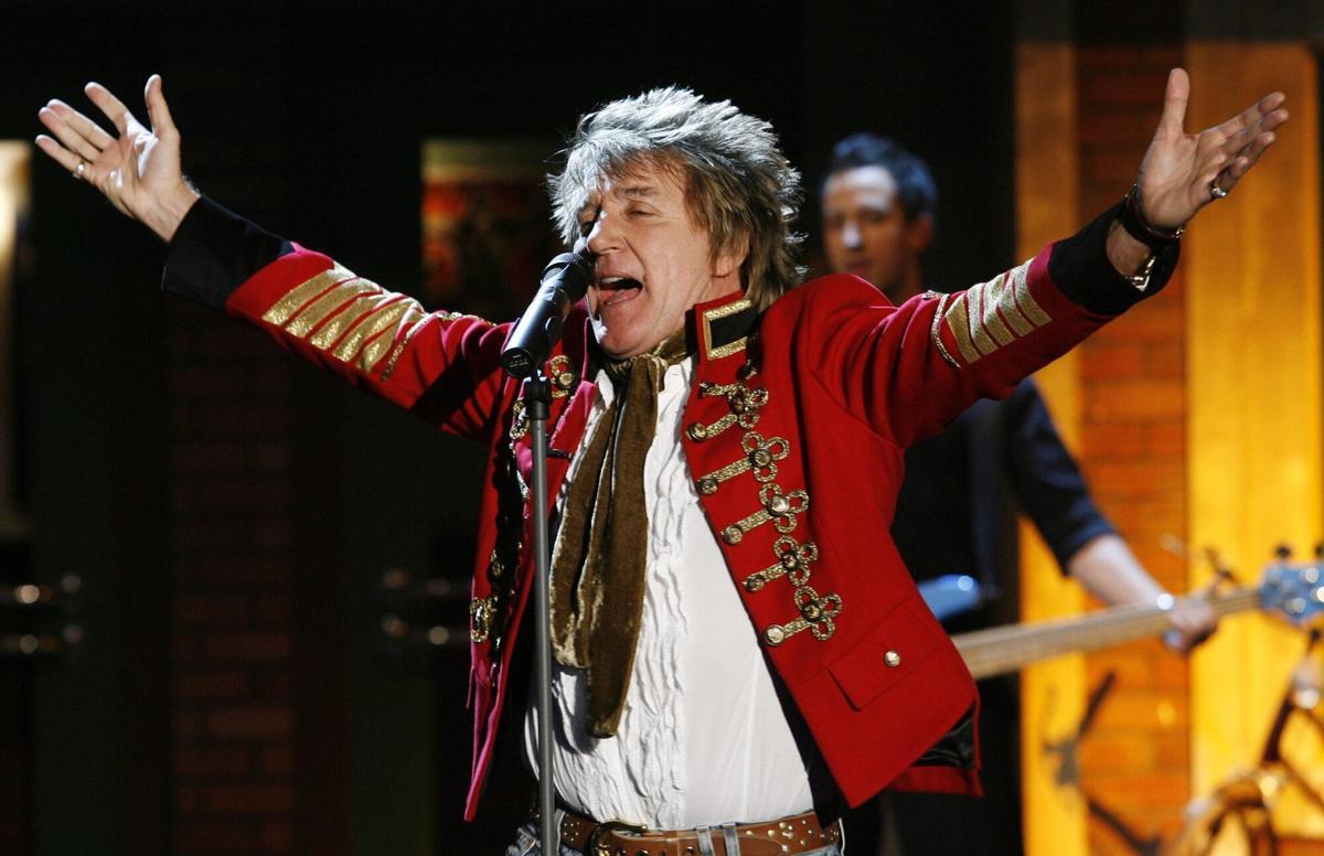 British rock star Rod Stewart sings during the television show "Wetten Dass..?" (Bet it..?) in the western German city of Duesseldorf November 4, 2006.. Rod Stewart. Música. Cantantes