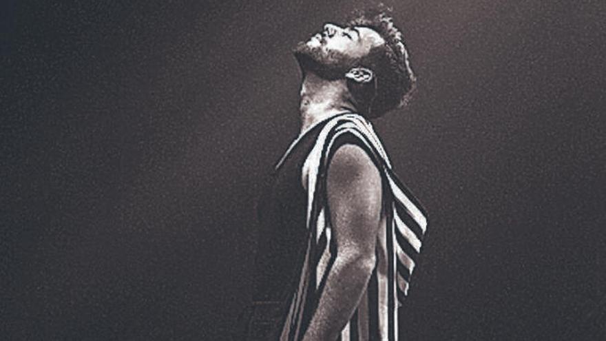 El cantante Agoney durante su concierto en Argentina.