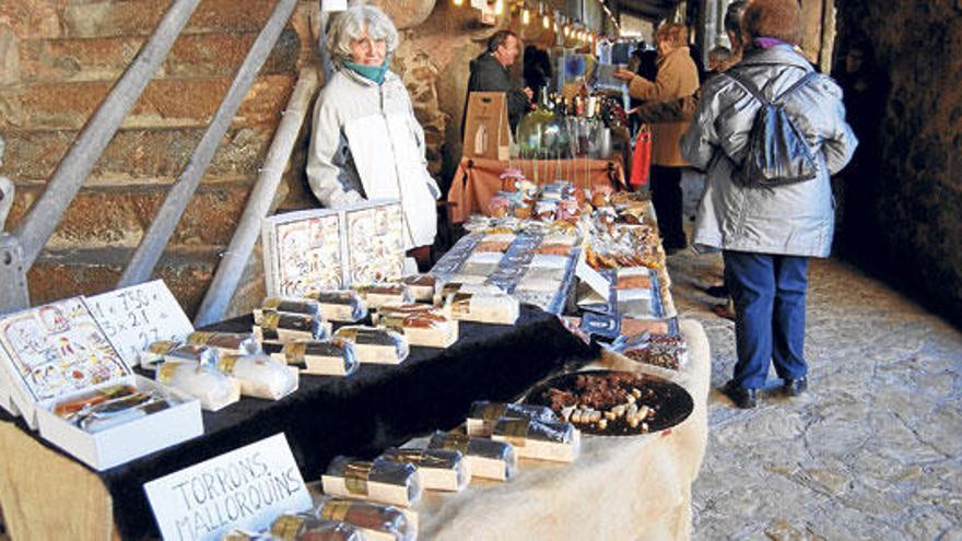 Un puesto de turrón mallorquín al inicio de la exposición de los ´porxets´ de Lluc