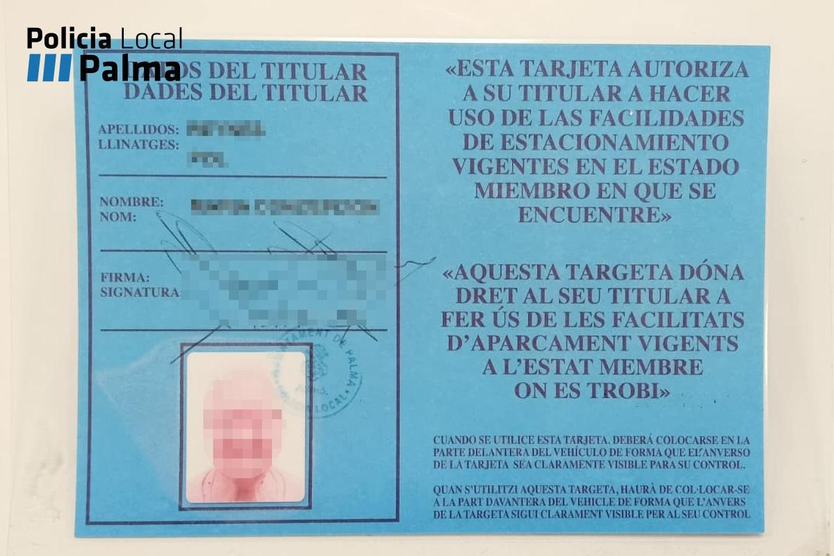 La tarjeta de estacionamiento para personas con movilidad reducida intervenida por la Policía.
