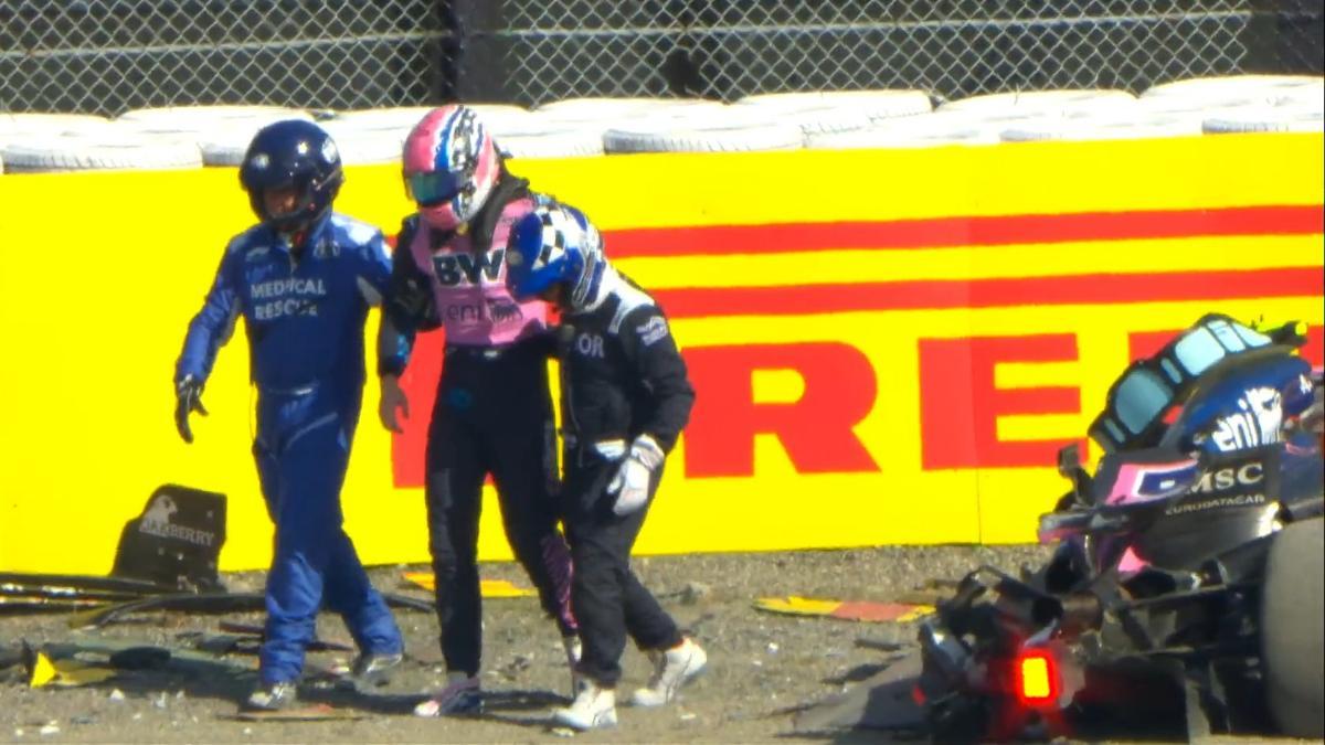 Doohan se baja del coche aturdido tras el accidente en Suzuka