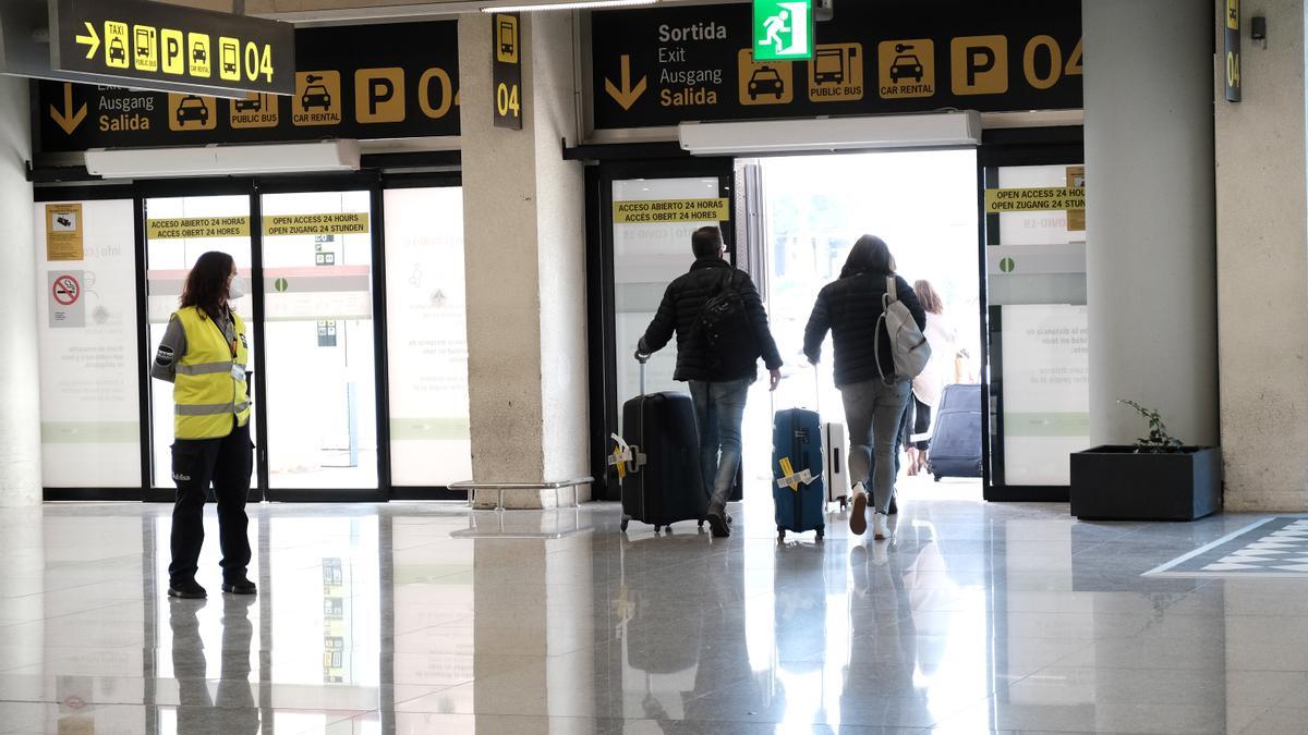 Dos pasajeros salen del aeropuerto de Palma