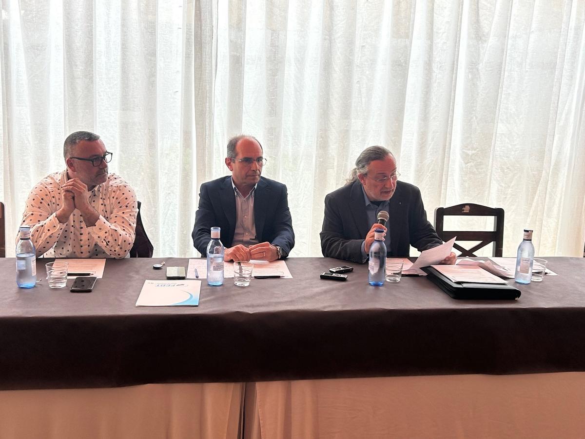 Antoni Bauzà, en el centro, durante la reunión