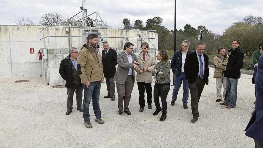 Santiago Villanueva y Francisco Marín, delante de la depuradora de Pereiro de Aguiar. // Iñaki Osorio