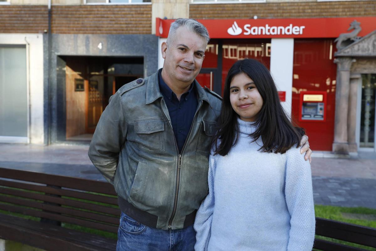 Eliezer Marqués y su hija Dominique, en Oviedo.