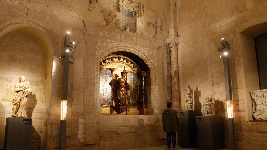 Un visitante en la capilla de Santiago