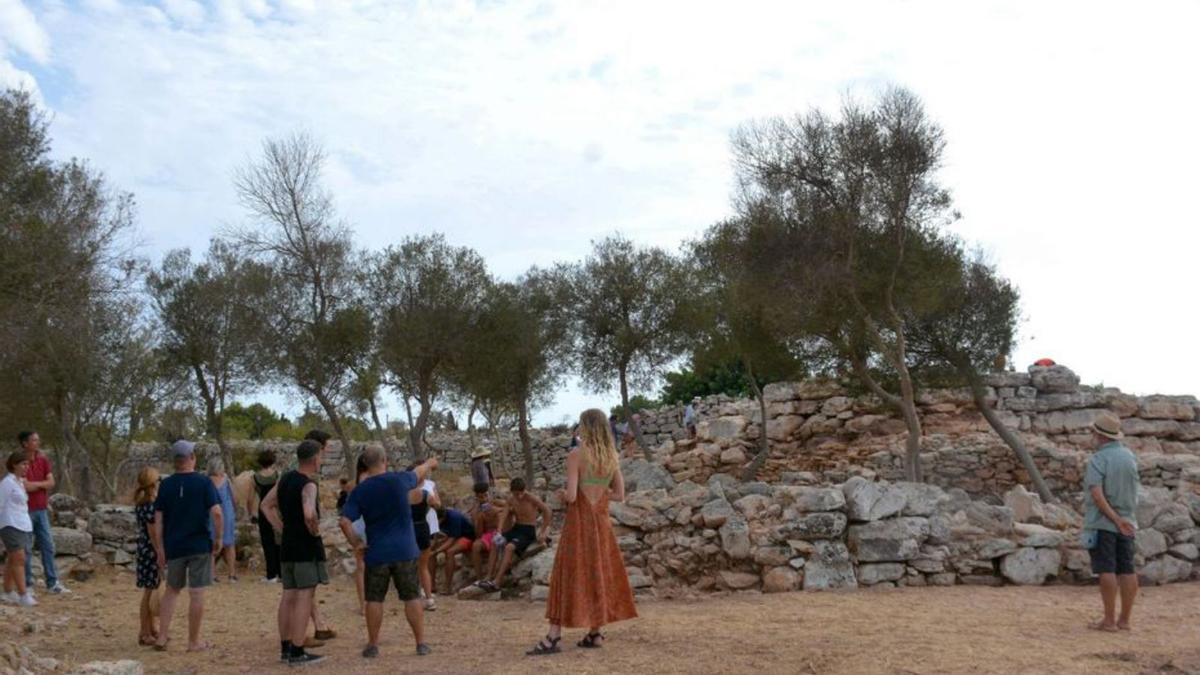 El patrimonio arqueológico, víctima de la masificación turística en Cala Llombards |  