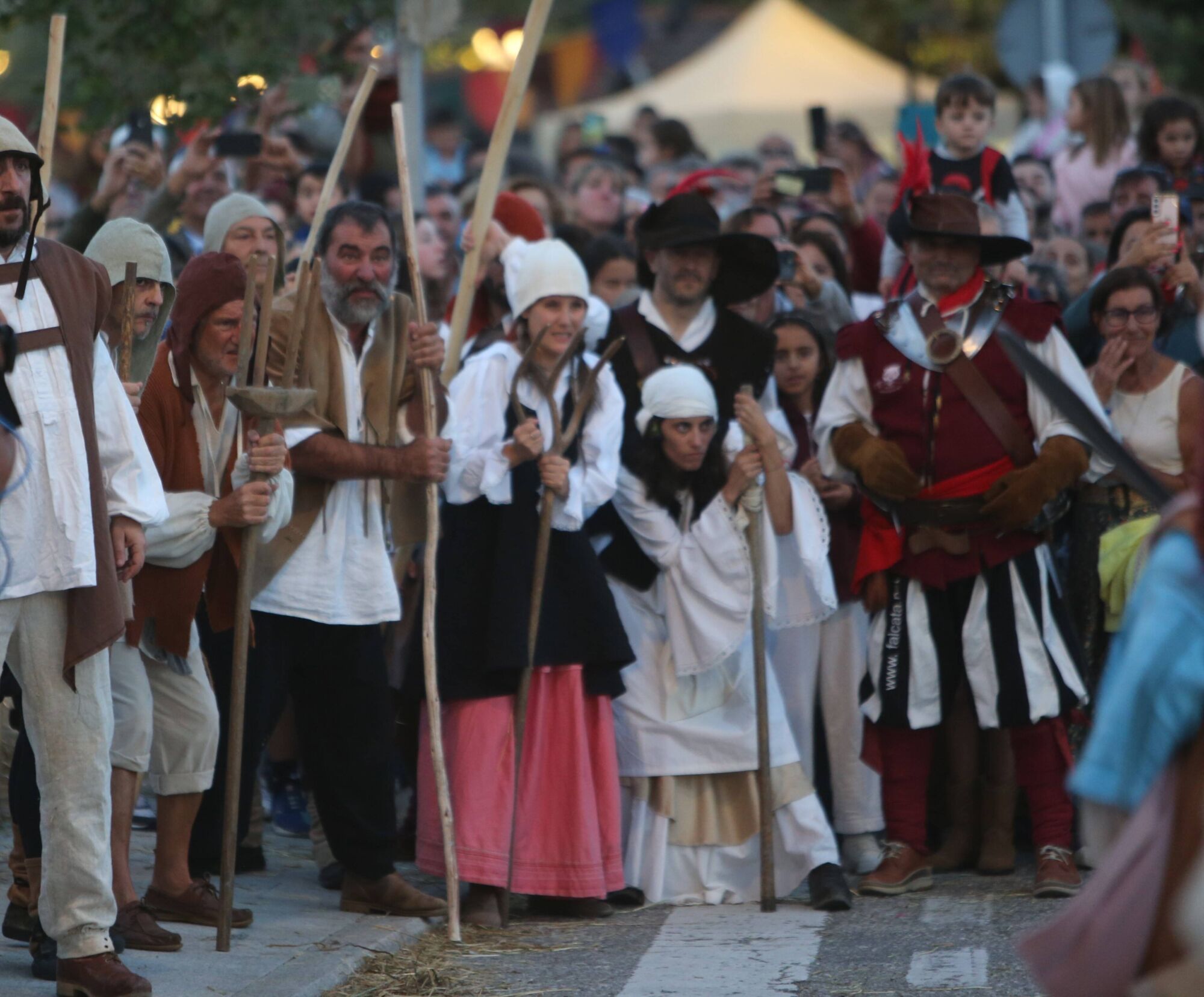 REPRESENTACION TEATRAL DE LA INVASION TURCA DEFENSA DA VILA POR LAS CALLES DE CANGAS