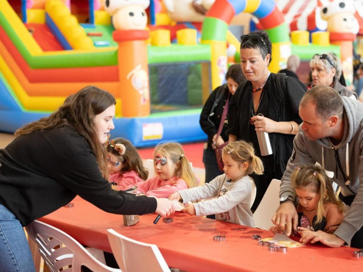 Los más pequeños encuentran su espacio en el Divernadal. | VICENT MARÍ