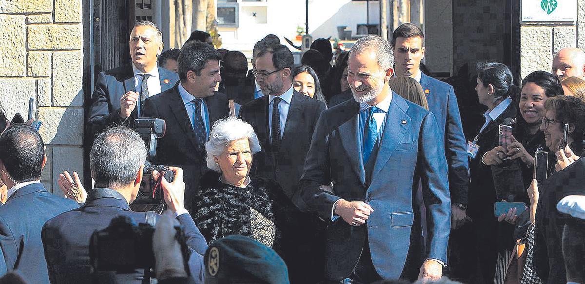 Mari Luz Altamira sale del cementerio del brazo de Felipe VI .