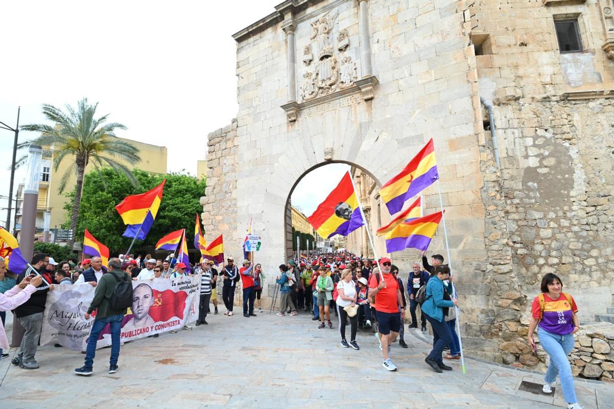 La Senda del Poeta Miguel Hernández arranca en Orihuela con cientos de participantes