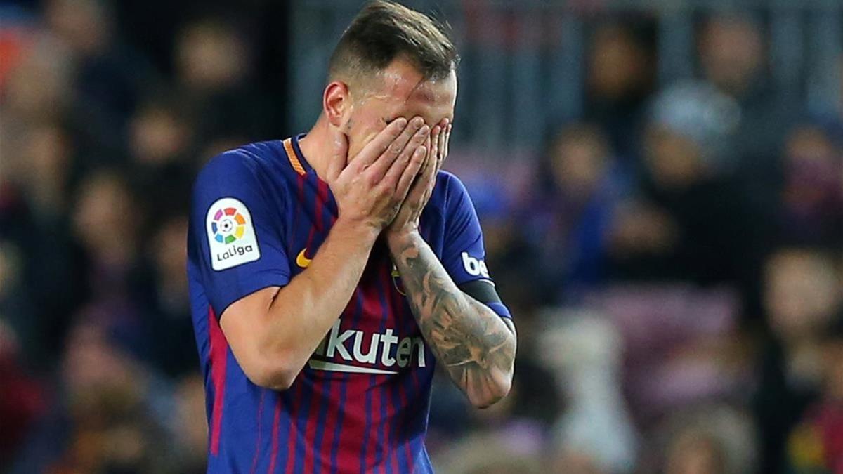 Alcácer abandona decepcionado el Camp Nou tras su lesión muscular contra el Deportivo.