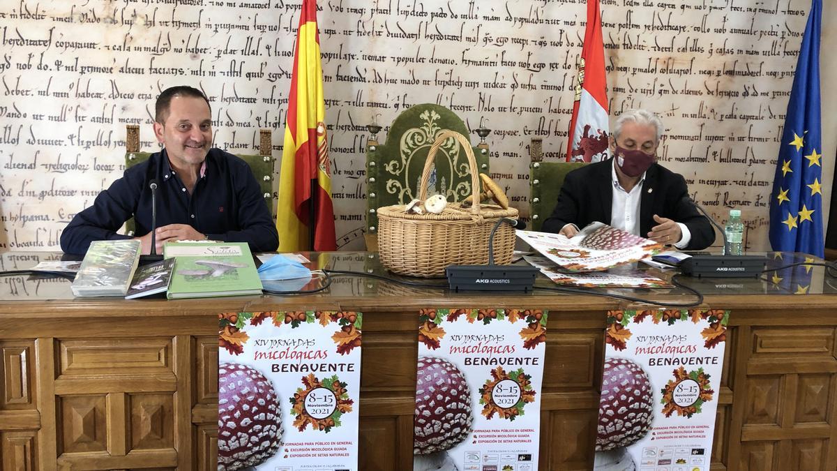 José Miguel Juan, presidente de la Asociación Micológica Benaventana, junto al concejal Manuel Burón, durante la presentación