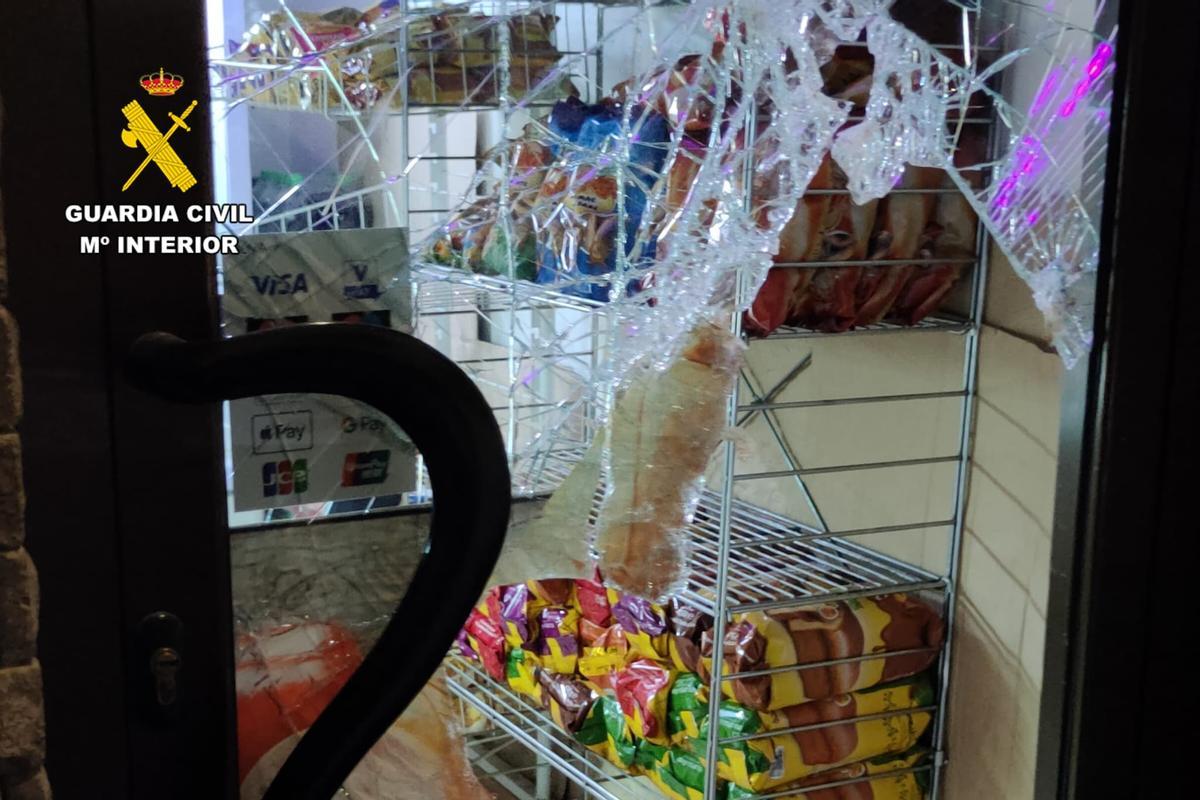 Así quedó la tienda de La Almunia tras el robo