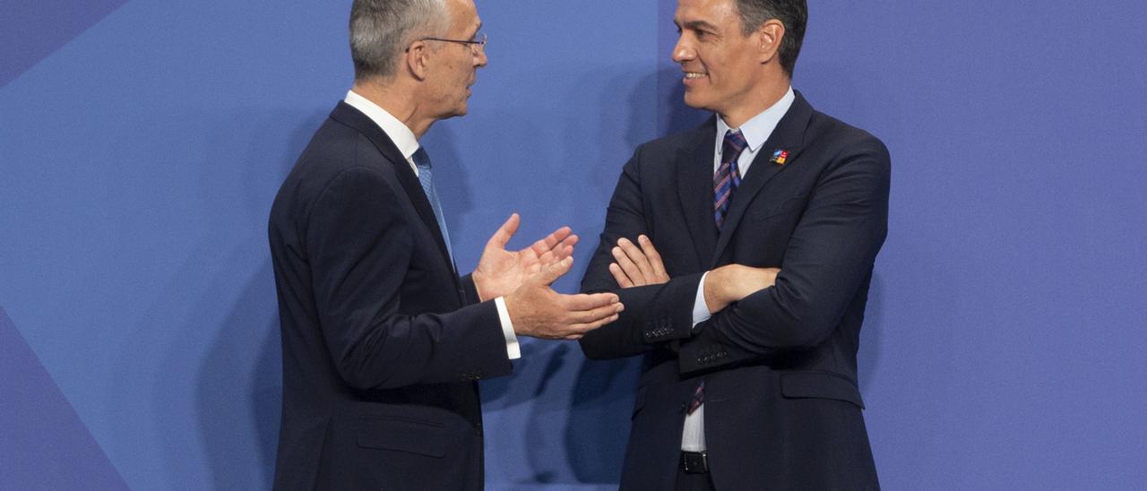 El presidente del Gobierno, Pedro Sánchez, y el secretario general de la OTAN, Jens Stoltenberg.