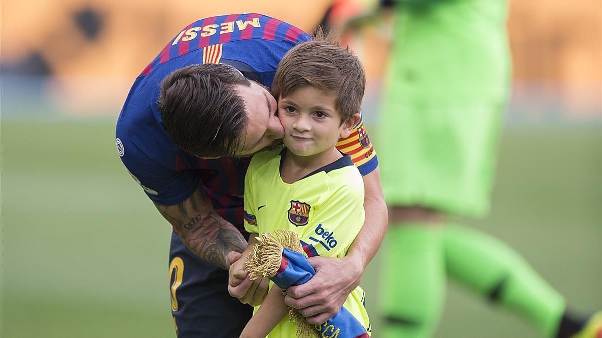Messi se despide de su hijo Thiago antes del Barça-Huesca.