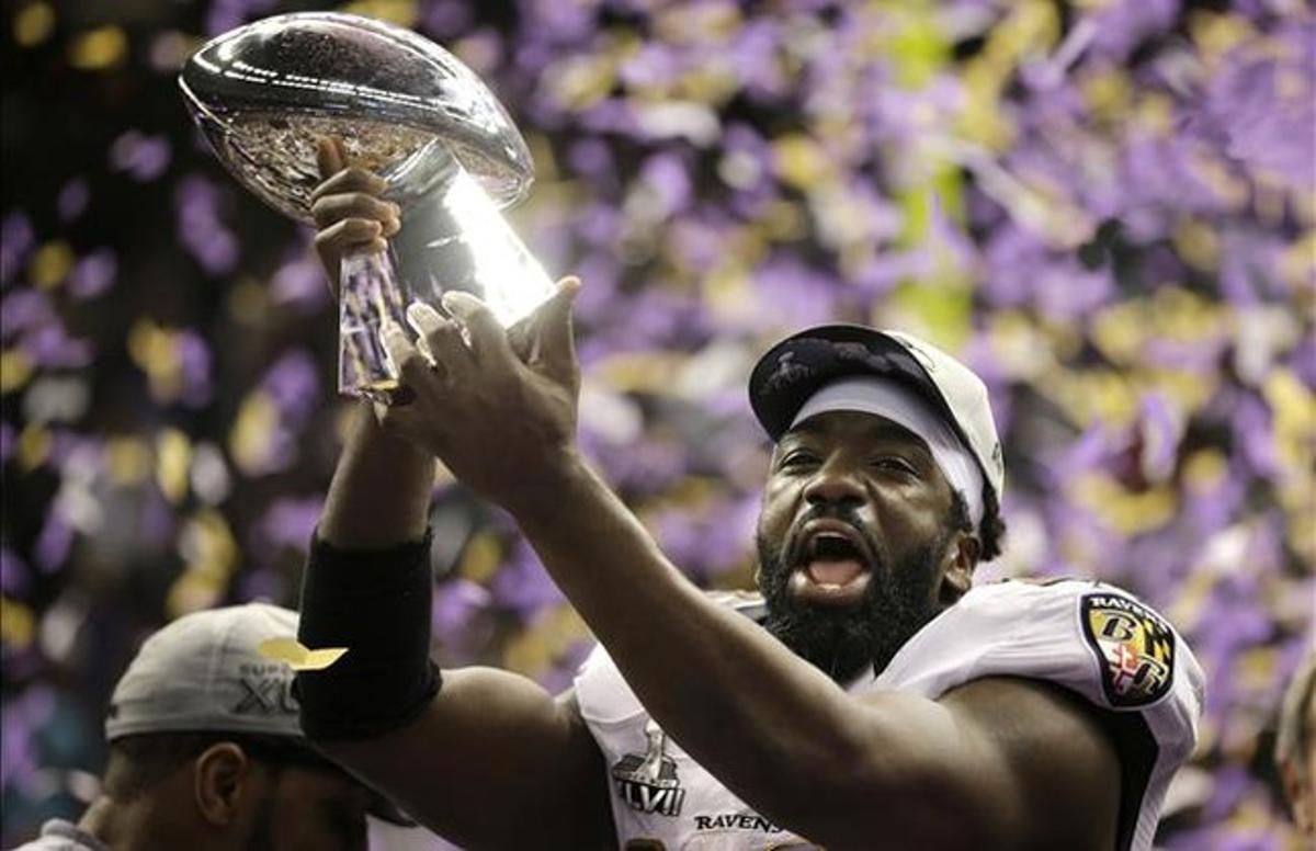 Ed Reed, dels Baltimore Ravens, celebra la victòria.