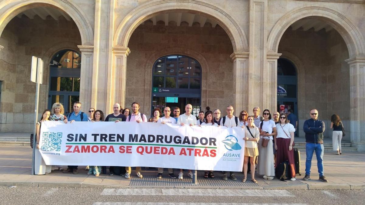 El AVE Zamora-Madrid encadena otra jornada de retraso en el tren de la mañana: la paciencia de los usuarios, al límite