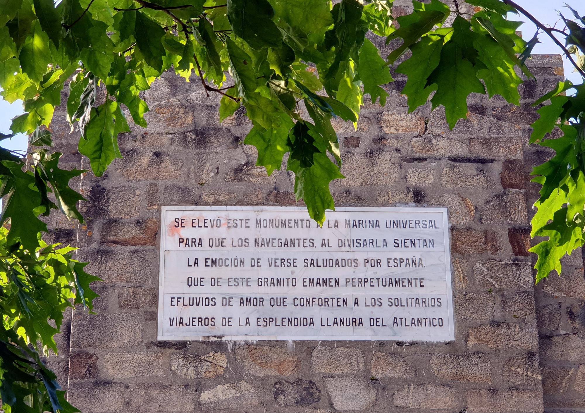 Cañones, un faro, acantilados y petroglifos: la ruta que descubre los encantos de Monteferro