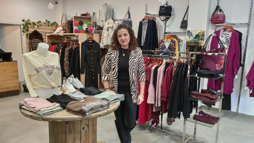 Mara Goldberg, que decidió trasladar su tienda, 10y20, de Arriondas a Villaviciosa para poder seguir creciendo y disponer de más espacio. | A. G.-O.