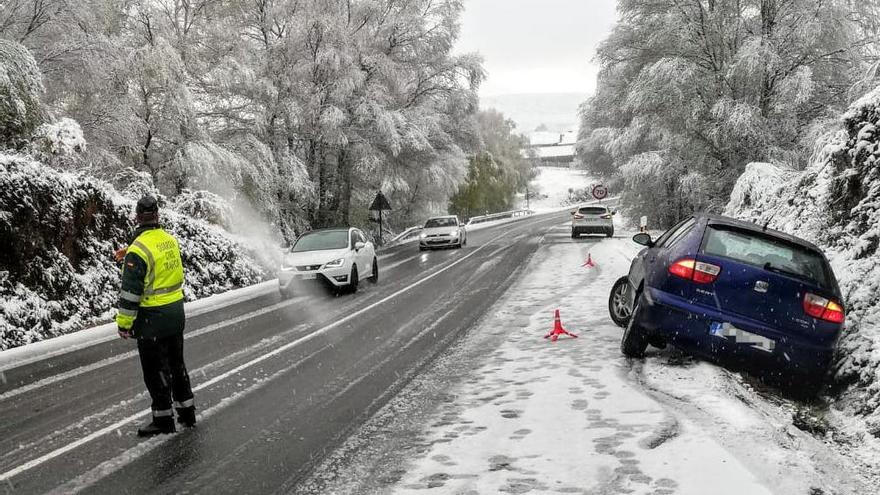 La nieve complica la circulación en la N541. // FdV