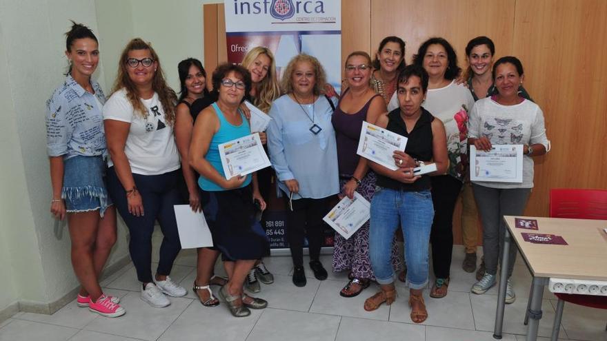 El grupo de mujeres que recibieron el diploma