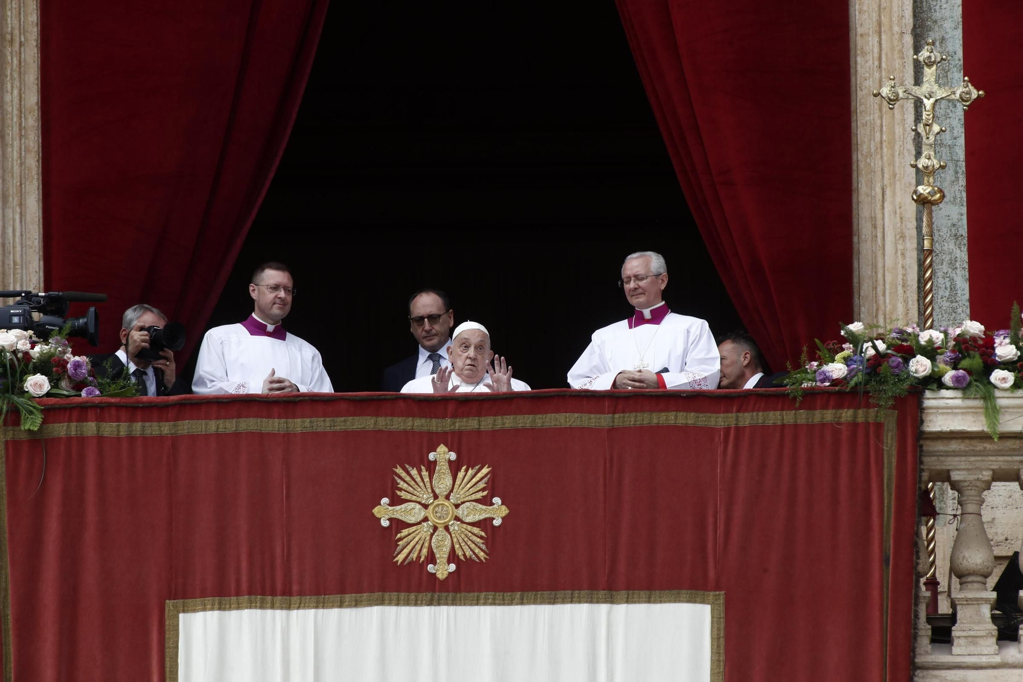 El papa reaparece para la bendición Urbi et Orbi y condena "la carrera de rearme"