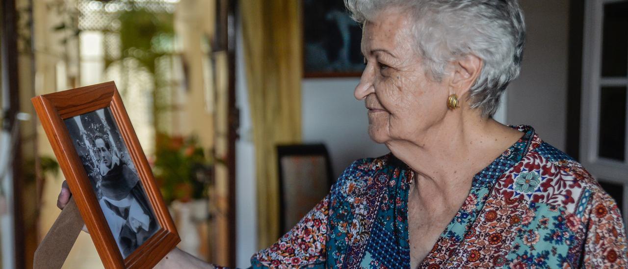 Antonia María Morales contempla una foto de su hermano Tomás en septiembre de 2021.