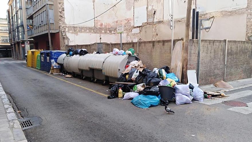 La zona de contenidors, aquest dilluns al matí.