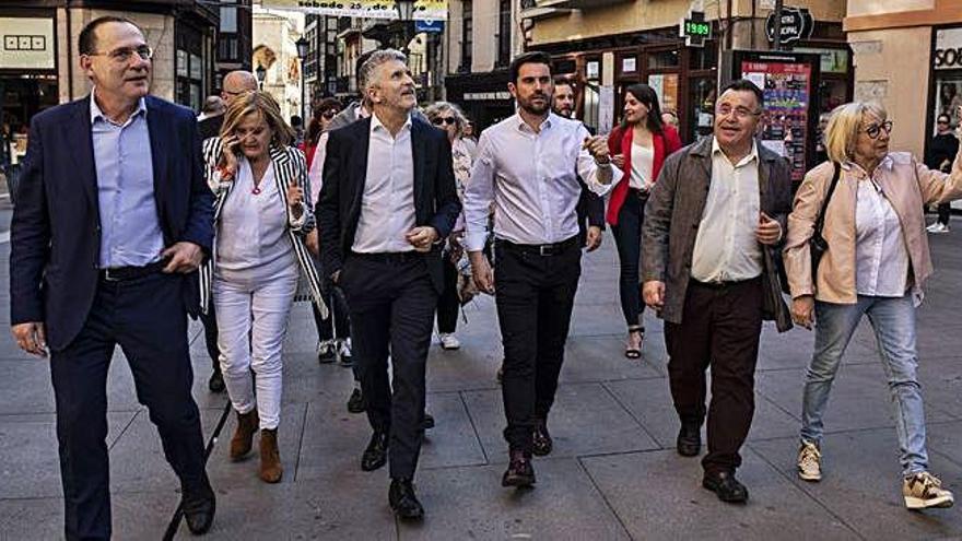 Grande-Marlaska pasea con los responsables locales del PSOE por el centro de la ciudad.