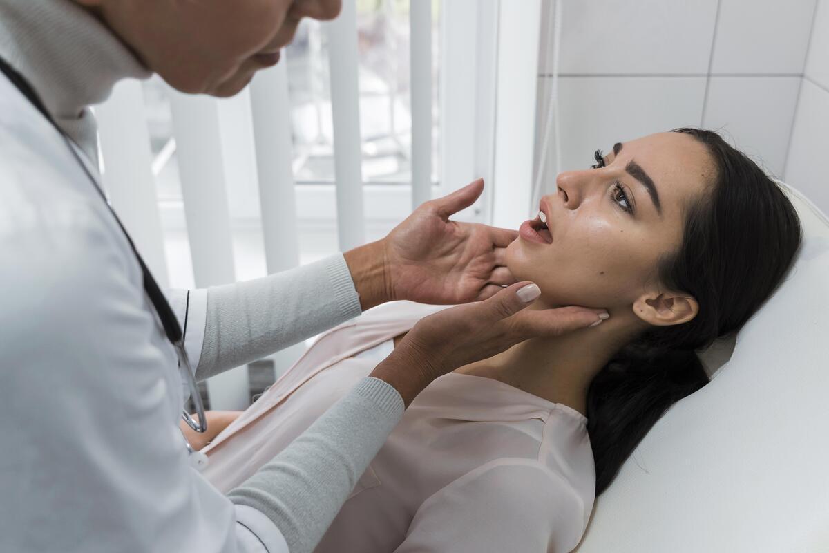 En caso de tener un color inusual en la lengua, hay que consultar al doctor o dentista.