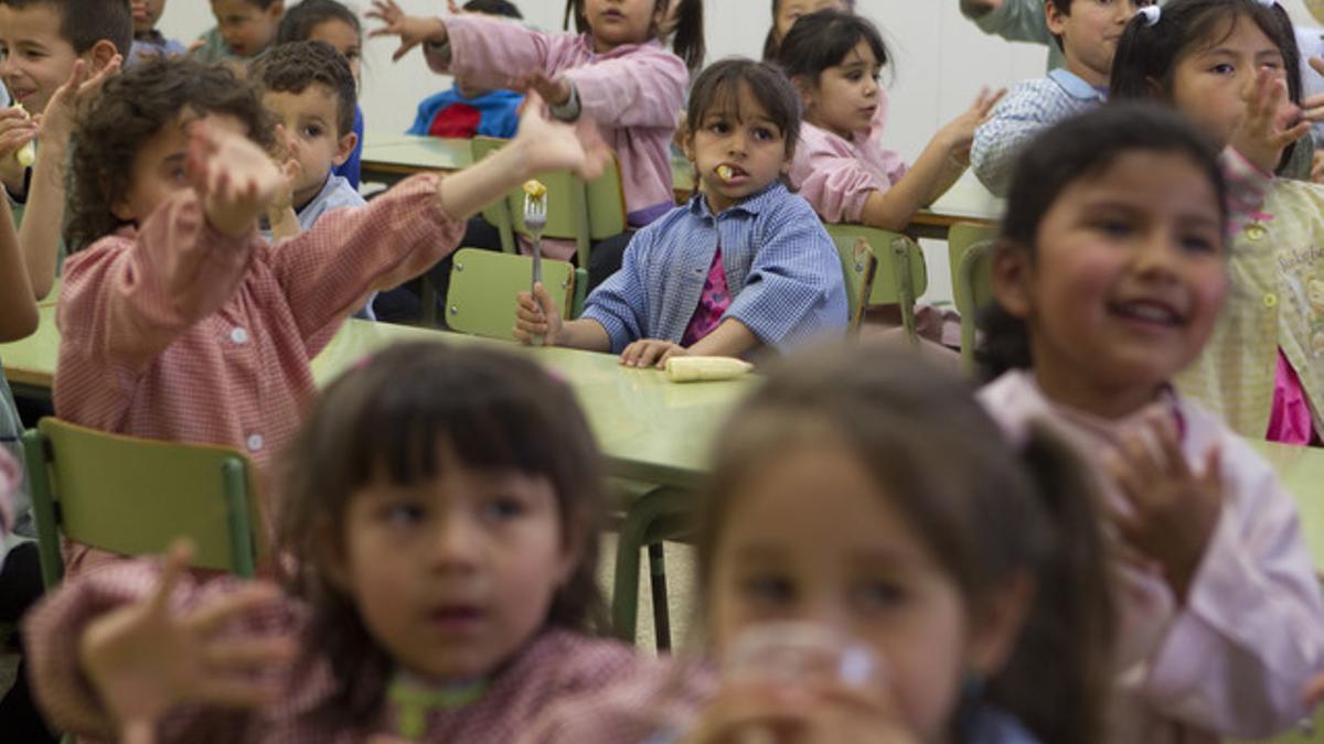 Niños en el comedor del CEIP Josep Boadal.