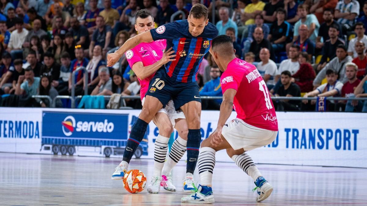 Pito defiende un balón