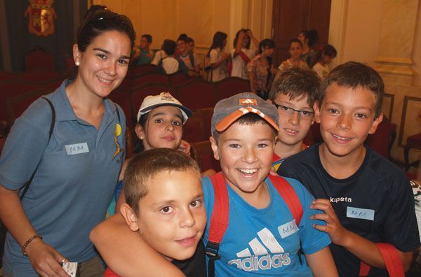 La alcaldesa de Cáceres se reúne con los niños de los campamentos urbanos