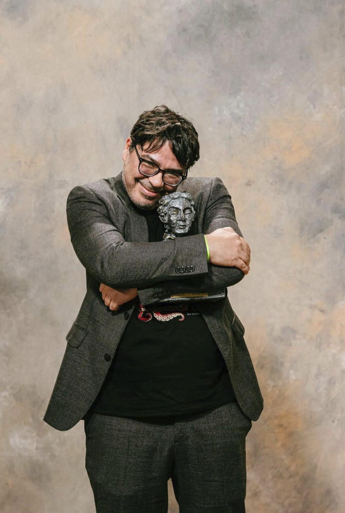 Marcos Nine abraza o seu último Mestre Mateo.