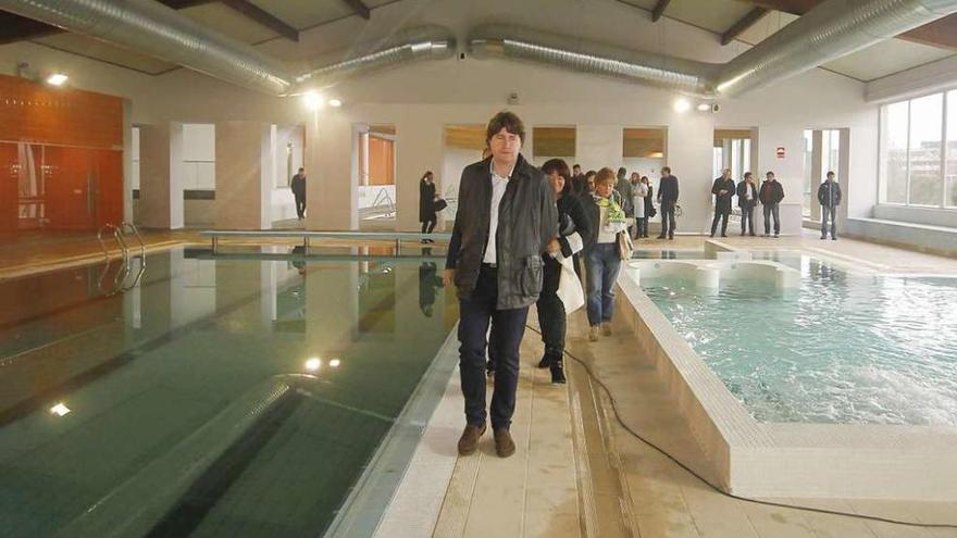 Visita realizada por el alcalde y concejales del Gobierno a la piscina municipal el año pasado.