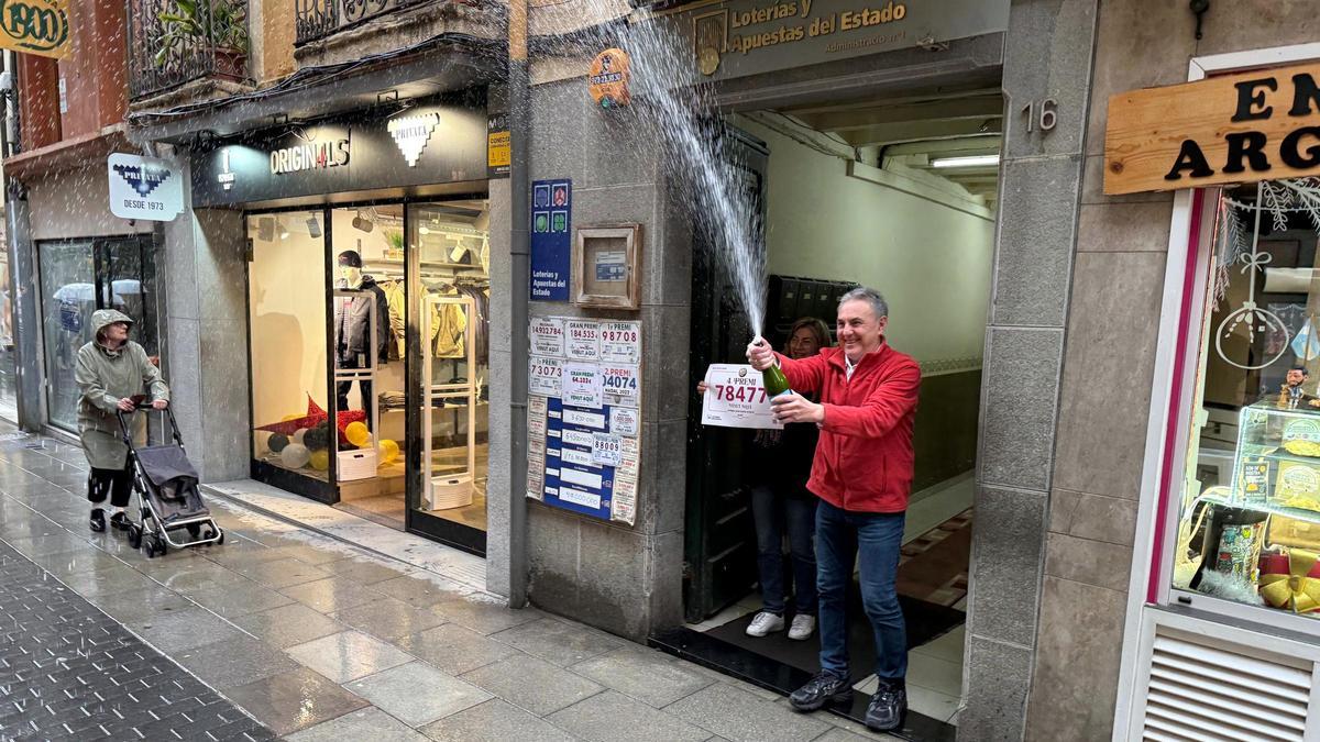 L'administrador del Fesol de la Sort d'Olot, Alfredo Alfaro, celebrant que ha repartit part del quart premi de la rifa de Nadal.