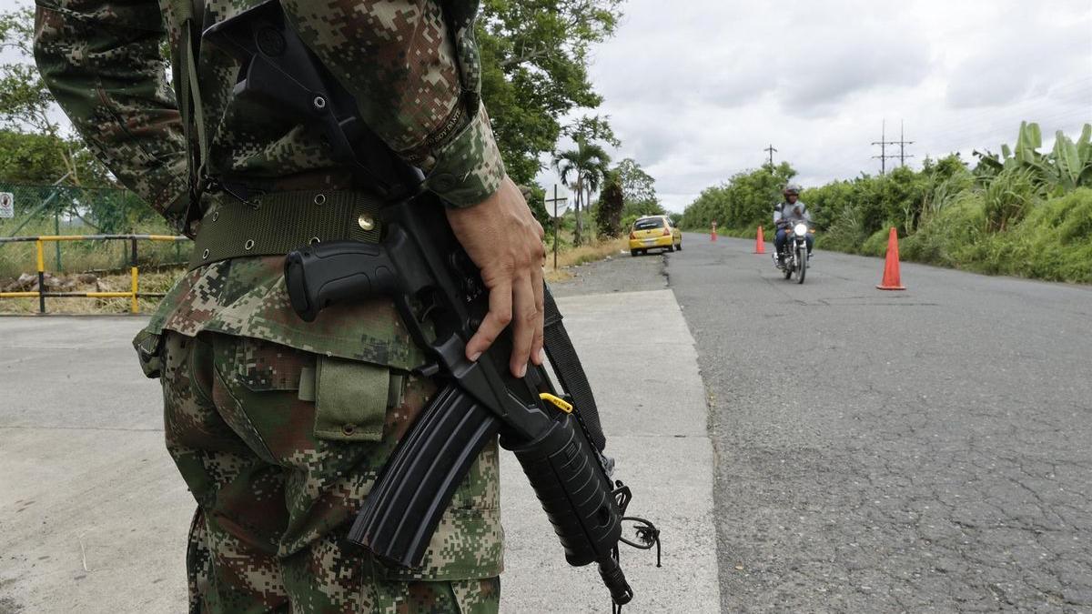 Soldados vigilan una carretera en Colombia. El Ejército está en alerta ante las amenazas de paro armado del Clan del Golfo tras la extradición de Otoniel.