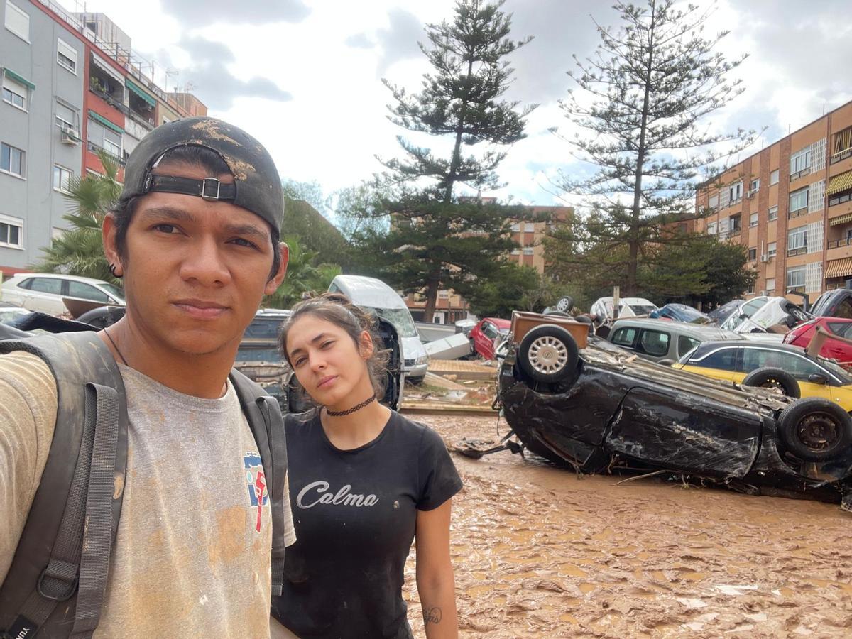 Boris y Karol en busca de ayuda tras la riada.