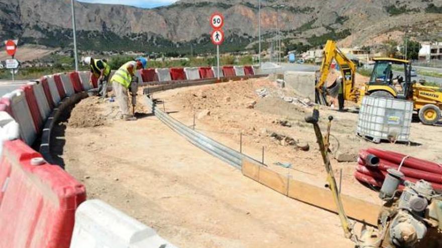 Infraestructuras comienza a poner aceras al Cementerio tras años de quejas vecinales