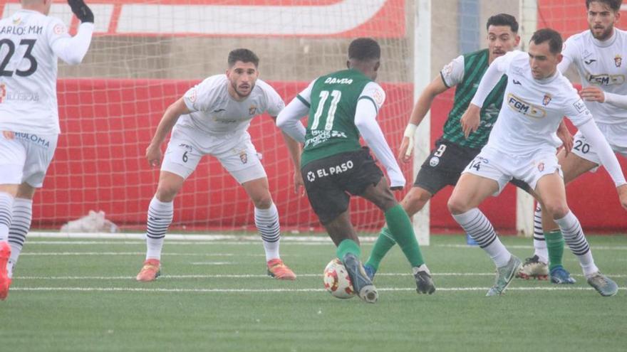 Dawda controla el balón ante la oposición de varios rivales. | AT. PASO