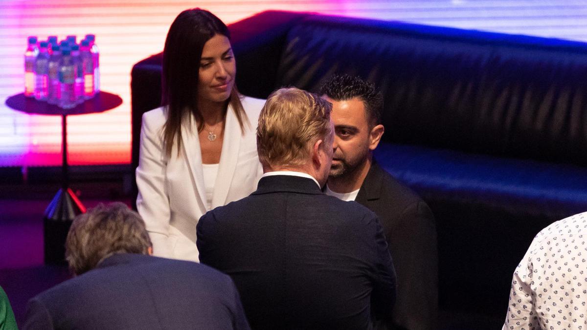 Xavi y Koeman se han saludado en presencia de la esposa del primero