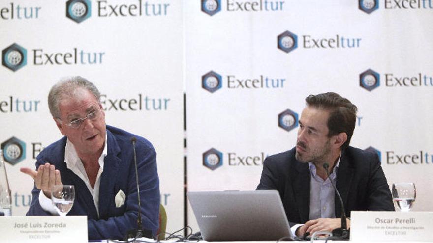 El vicepresidente de Exceltur, José Luis Zoreda (izda.), y el director de Estudios, Óscar Perelli.