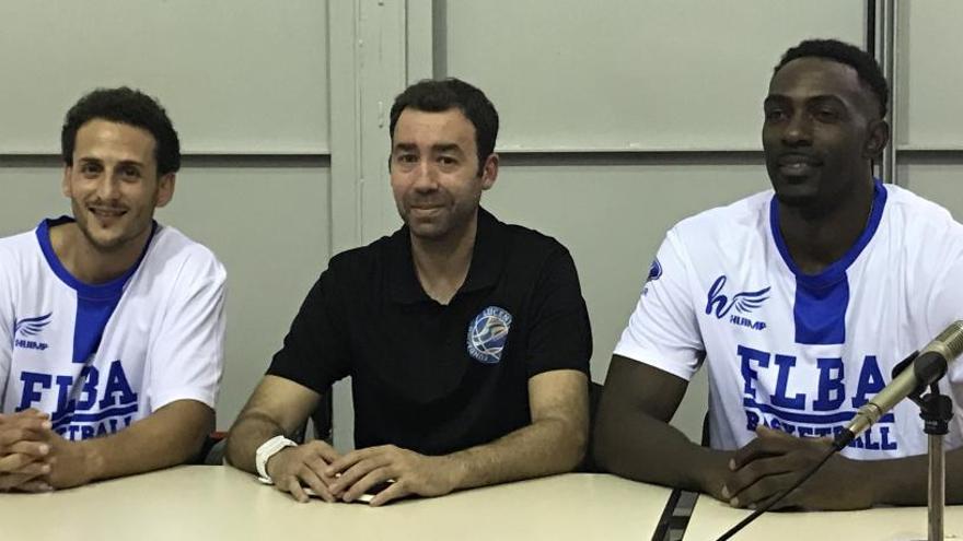 Pedro Rivero, junto al base Quique Garrido y el pívot cubano Georvys Elías, capitanes del equipo.