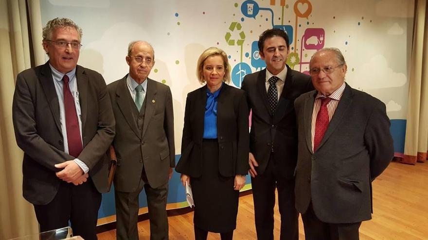 Adela Martínez-Cachá, en el centro, ayer en el foro de Zaragoza.