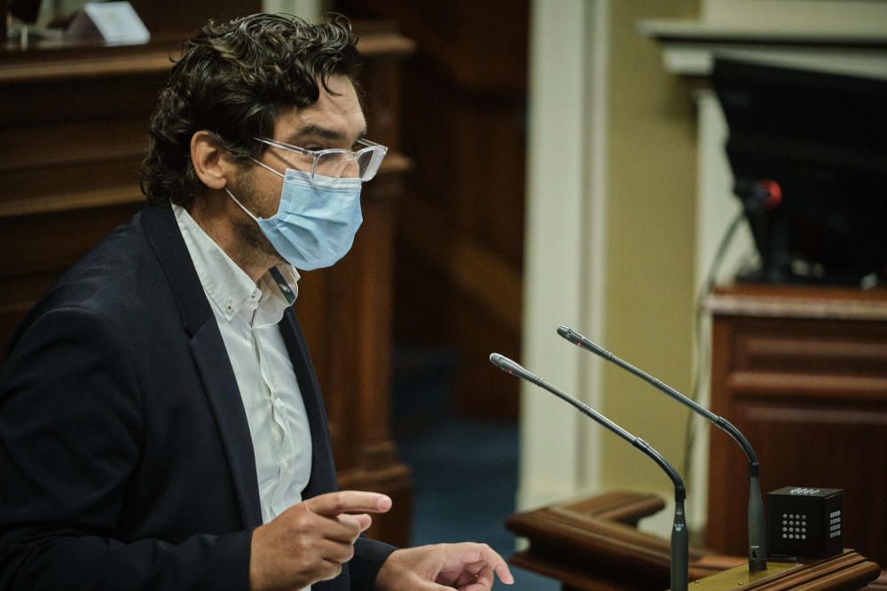 Pleno en el Parlamento de Canarias