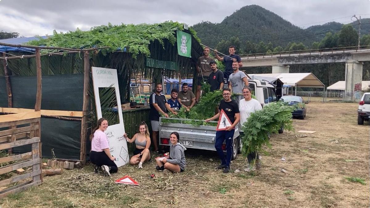 Miembros de la peña "Guardia Xirin" posan en una pausa del trabajo de remate de su caseta, con la que aspiran a ganar el concurso que premia a la más guapa.